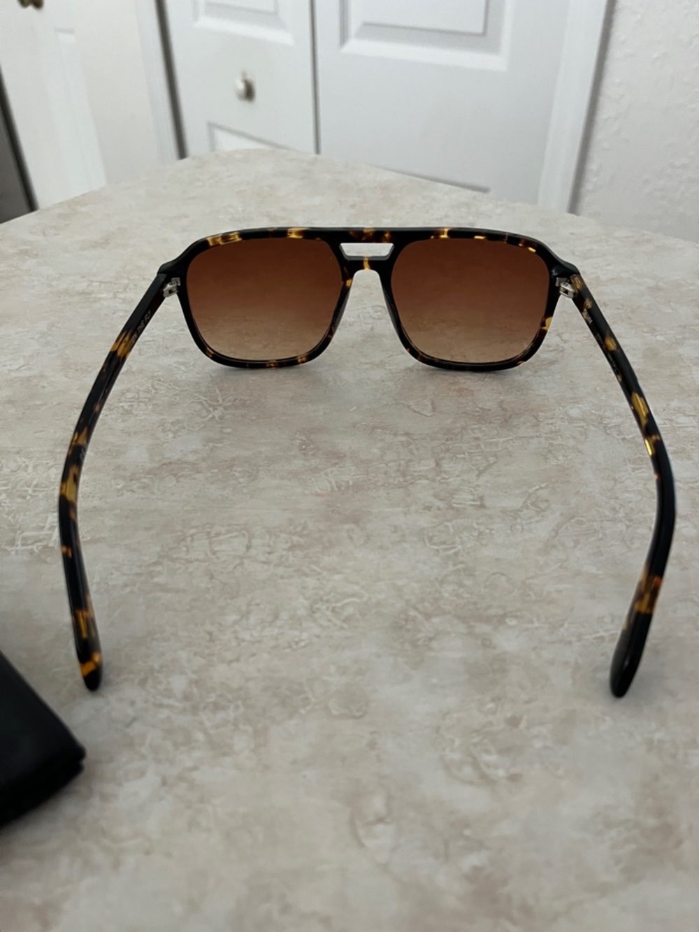 Quay Australia Tortoise Shell Sunglasses with Brown Gradient Lenses like new - Picture 4 of 9